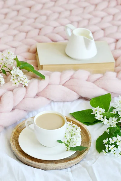 本を読んでホワイト コーヒー ミルク パステル ピンクの巨大な毛布 朝概念 鳥チェリー ツリー花カップ — ストック写真