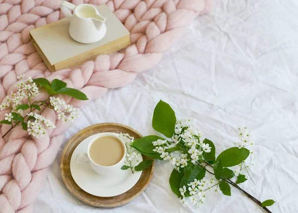 Copo Com Café Branco Leite Cobertor Gigante Pastel Rosa Quarto — Fotografia de Stock