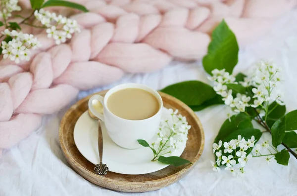 Copo Com Café Branco Leite Cobertor Gigante Pastel Rosa Quarto — Fotografia de Stock