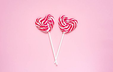 Çubukta kalp şekeri, lolipoplar, düz yatak, minimalizm, metin için kopya alanı, Sevgililer Günü, aşk
