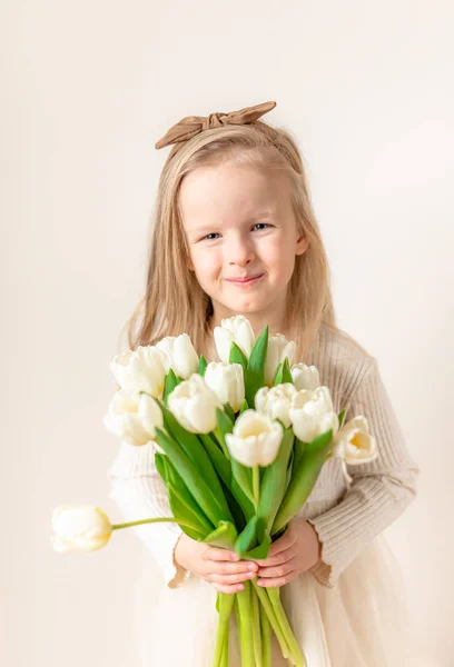 Belle Petite Fille Tenant Bouquet Fleurs Tulipes Blanches Fête Des — Photo