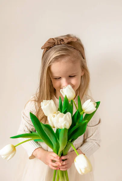 Gyönyörű Kislány Egy Csokor Fehér Tulipánvirággal Kezében Anyák Napja Koncepció — Stock Fotó