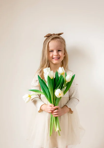 Όμορφο Κοριτσάκι Που Κρατάει Ένα Μπουκέτο Λευκές Τουλίπες Ημέρα Της — Φωτογραφία Αρχείου