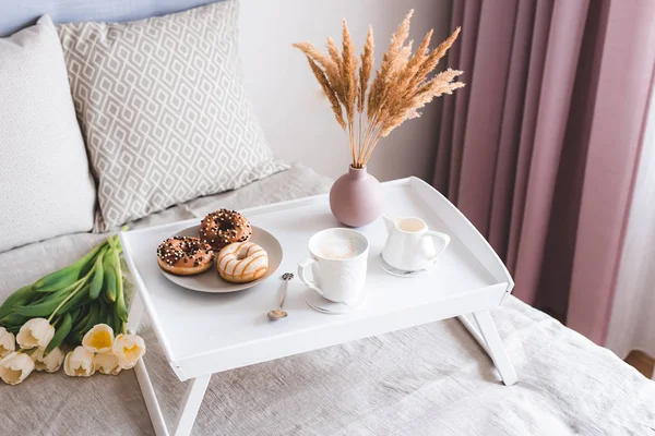 Завтрак Постель Чашка Капучино Пончики Цветы Белые Тюльпаны Утренняя Концепция — стоковое фото