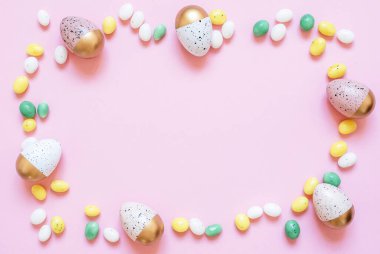 Yumurtalı Paskalya dekoru, pastel arka plan. Asgari Paskalya tatili konsepti. Metin ve düz konum için kopyalama alanı olan Mutlu Paskalyalar kartı