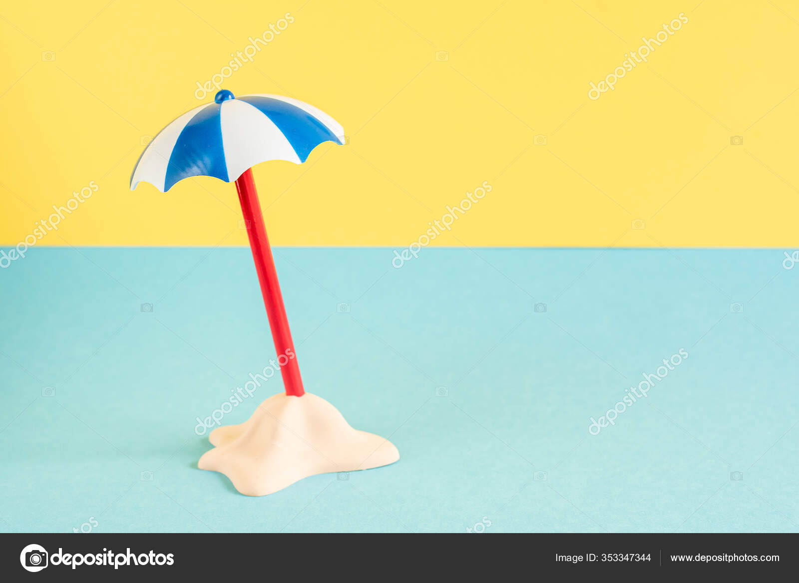Arena Con Paraguas Sobre Fondo Azul Pastel Concepto: fotografía de stock © milenie.inbox.lv | Depositphotos