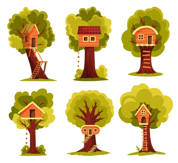 Set di case sull'albero. Parco giochi per bambini con altalena e scala. Illustrazione vettoriale in stile piatto. Casa sull'albero per giocare e feste. Casa sull'albero per bambini. Città di legno, parco corda tra fogliame verde — Vettoriale Stock