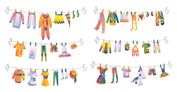 Varios artículos de ropa de bebé en la cuerda ilustración vectorial aislada sobre fondo blanco. Lavandería sostenida por clavijas de plástico secado. Conjunto de trajes temáticos para niños — Archivo Imágenes Vectoriales