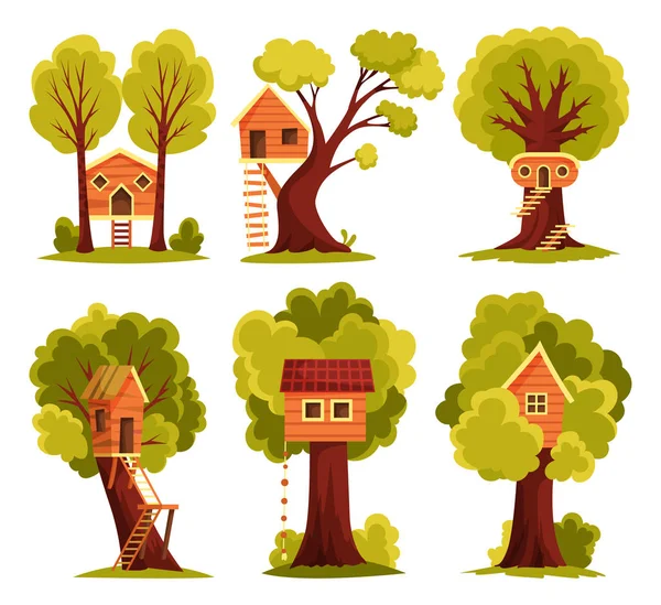 Conjunto de casa del árbol. Parque infantil con columpio y escalera. Ilustración de vector de estilo plano. Casa del árbol para jugar y fiestas. Casa en el árbol para niños. Ciudad de madera, parque de cuerdas entre follaje verde — Vector de stock