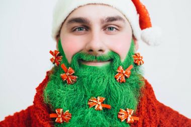Yeşil sakallı kırmızı giysili Noel Baba Noel tre gibi kırmızı yay ile dekore edilmiş