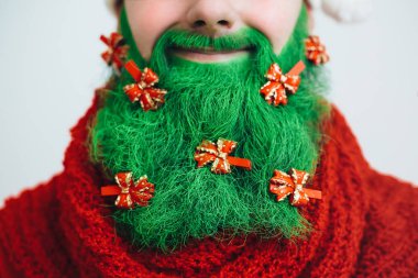 Yeşil sakallı kırmızı giysili Noel Baba Noel tre gibi kırmızı yay ile dekore edilmiş