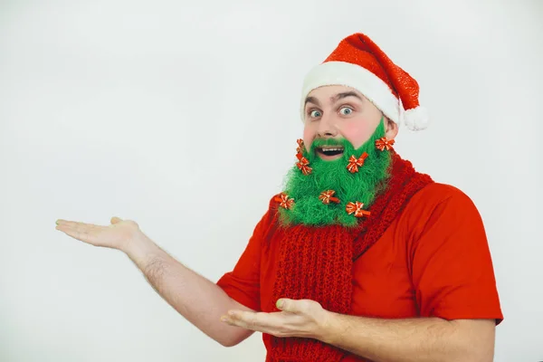 Weihnachtsmann Roter Kleidung Mit Grünem Bart Und Roter Schleife Zeigt — Stockfoto