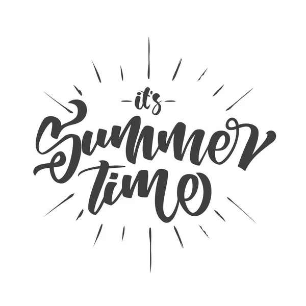 Composition du lettrage brosse de l'heure d'été avec des rayons dessinés à la main isolés sur fond blanc . — Image vectorielle