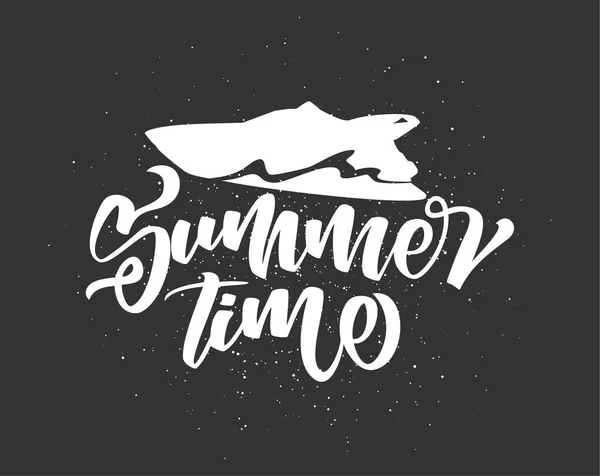 Lettrage brosse de l'heure d'été avec silhouette de yacht sur fond sombre — Image vectorielle