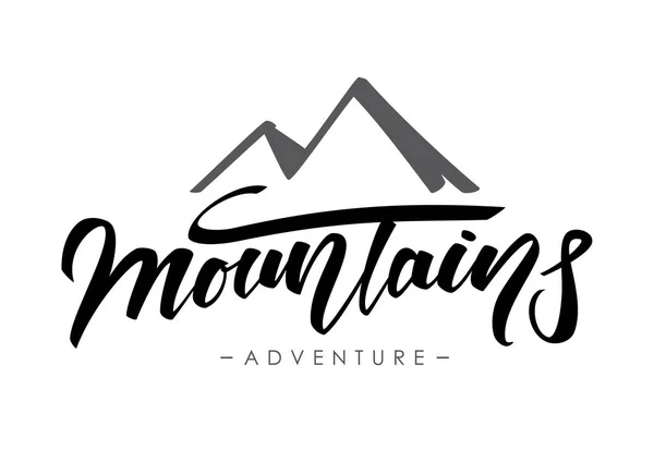 Composición de letras a mano de Montañas Aventura sobre fondo blanco . — Vector de stock