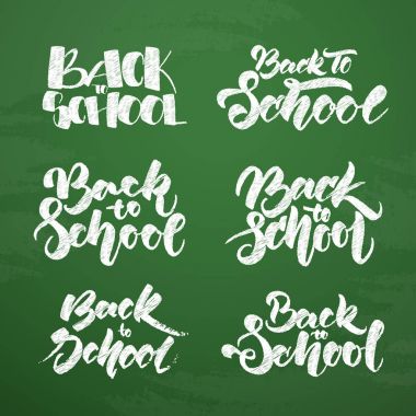 Elle çizilmiş dizi yazı yazı tahtası arka plan üzerinde dokulu.