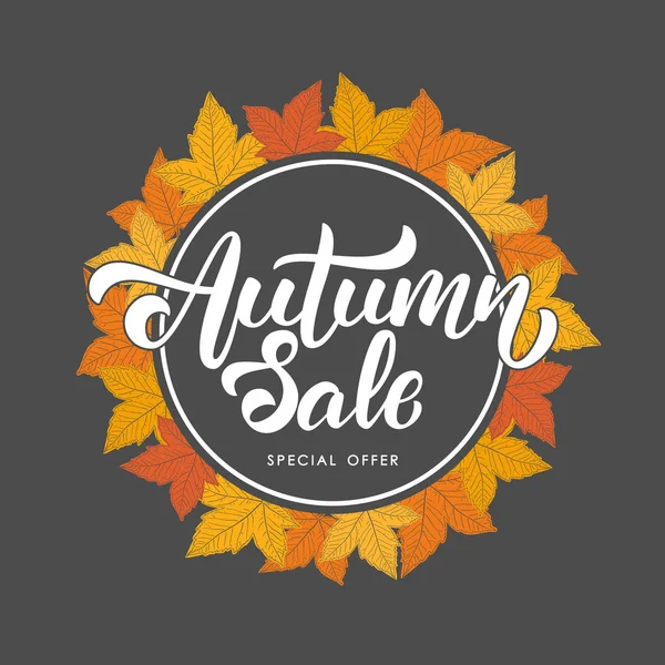 V rukou nápisy z podzimní prodej na straně nakreslené podzimní listí pozadí — Stockový vektor