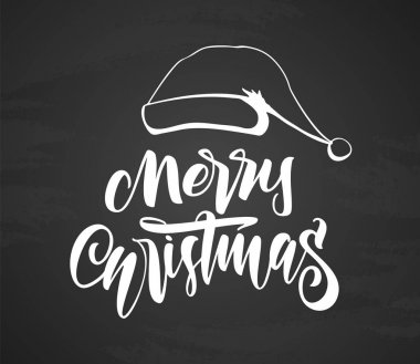 Noel Baba'nın el çekilmiş şapkasını kara tahta arka plan ile modern fırça yazı Merry Christmas el yazısı.
