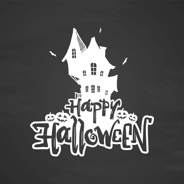 Векторная надпись Счастливого Хэллоуина с нарисованным вручную домом с привидениями и тыквами на фоне доски — стоковый вектор
