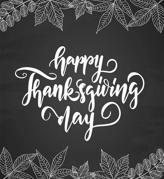 Letras elegantes manuscritas do Dia de Ação de Graças Feliz com folhas de outono desenhadas à mão no fundo do quadro-negro . —  Vetores de Stock