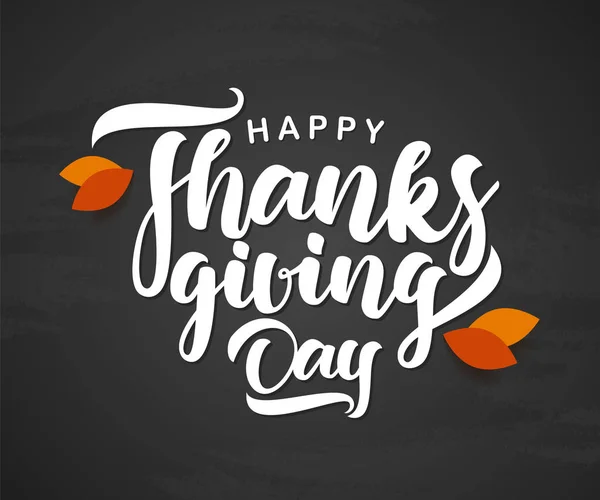 Feliz Dia de Acção de Graças. Cartão de saudação vetorial com letras e folhas de outono no fundo do quadro negro —  Vetores de Stock