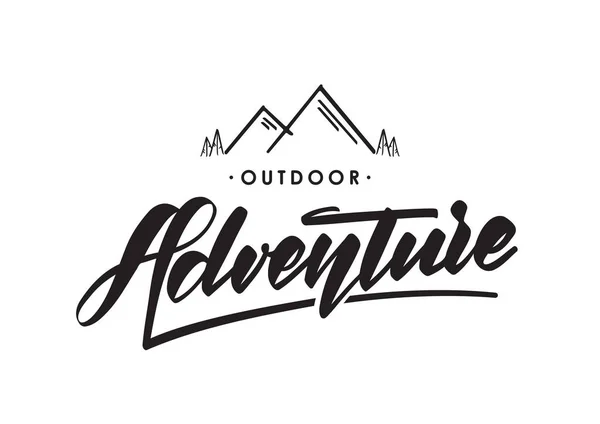 Vektor handgezeichnetes Emblem mit Bergen und handgeschriebenem Schriftzug für Outdoor-Abenteuer — Stockvektor