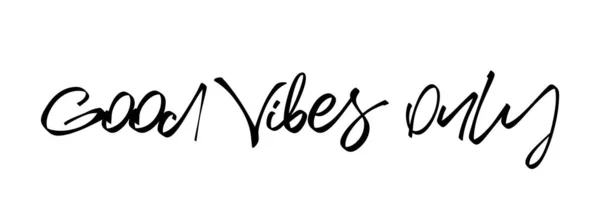 Tipo de pincel escrito a mano con letras de Good Vibes Solo sobre fondo blanco — Vector de stock