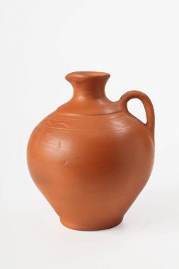 Seramik kabı zeytinyağı ve üzüm beyaz bir arka plan üzerinde şarap için. İzole. Yakın çekim.