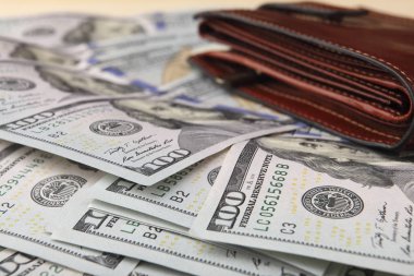 Yüz dolarlık banknotlar arka plan üzerinde çanta. Yakın çekim.