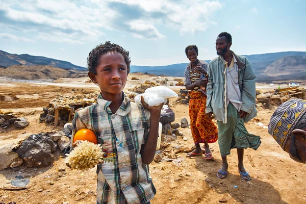 LAKE ASSAL,DJIBOUTI-FEBRUARY 06,2013:Boy sells salt crystals on the shore of Lake Assal — Stock fotografie