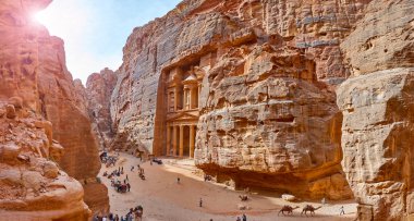 Petra Antik şehir Ürdün'de Al Khazneh Tapınağı Türbesi