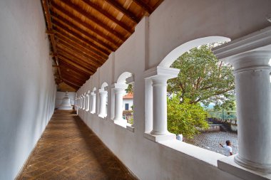 Dambulla, Sri Lanka-Ocak 23,2016: açık Galeri altın tapınak Dambulla mağara