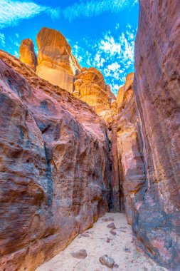 Sivrilen kayaya yarık. Çöl Vadi Rum.