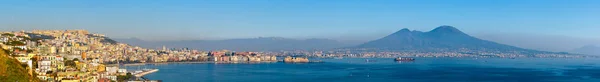 Вид на Неаполь и гору Везувий в солнечный день — стоковое фото