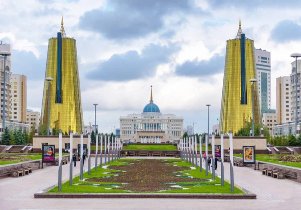 ASTANA, KAZAKHSTAN-31 DE MAYO DE 2015: Vista sobre la plaza central y el pa —  Fotos de Stock