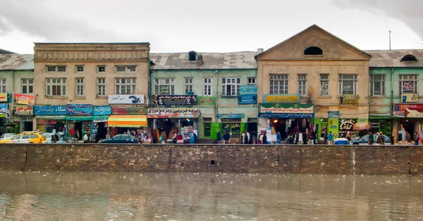 Kabul, afghanistan / 3. März 2009: Uferdamm des Kabul-Flusses im Zentrum der Stadt — Stockfoto