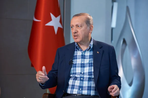 Istanbul, turkei / august 07.2016: türkischer präsident recep tayyip erdogan im interview mit dem russischen fernsehen — Stockfoto