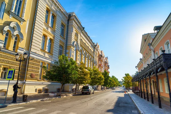 Astrakhan, Rusya/Eylül 17,2016: Bir şehir merkezinde tarihi sokakların