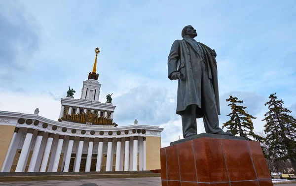 MOSCÚ, RUSIA / 18 DE MARZO DE 2016: La estatua de Lenin en la Exposición — Foto de Stock