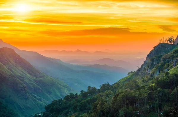 Günbatımı Valley şehrin Ella, Sri Lanka