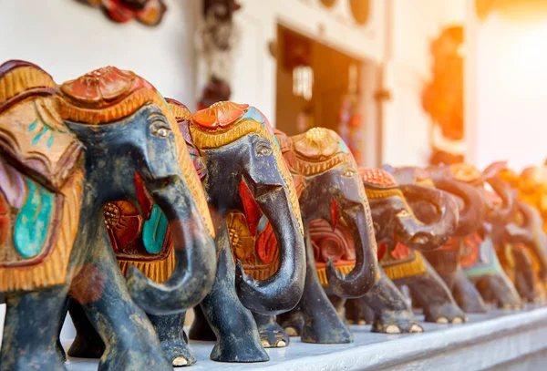 De handgemaakte elefants op straat souvenir markt — Stockfoto