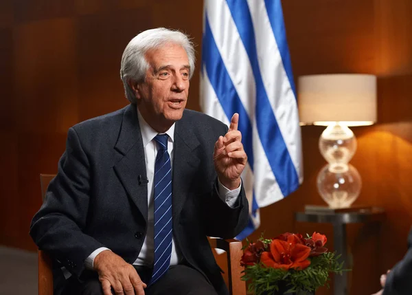 Moskova, Rusya/Şubat 15,2017: Başkan, Uruguay Tabare Vazquez Rus televizyon röportajı sırasında