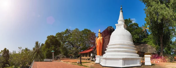 Unawatuna, Srí-Lanky/Februaru 03,2017: Postava, Buddha v chrámu území Yatagala Rádža mahá vihára — Stock fotografie