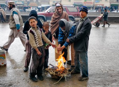 Kabil, Afganistan/Mart 3, 2009: Çocuklar kendilerini yolun yangında tarafından sıcak