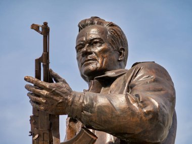 Moskova, Rusya-Eylül 20,2017: Anıt tasarımcısına Mikhail Kalashnikov, Kalaşnikof saldırı tüfeği yaratıcısı  