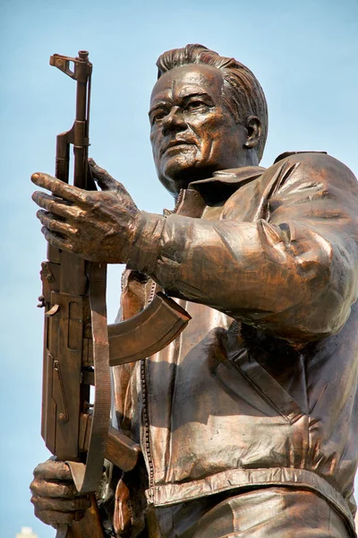 MOSCOW, RÚSSIA / SETEMBRO 20,2017: Monumento ao designer Mikhail Kalashnikov, o criador do rifle de assalto Kalashnikov — Fotografia de Stock