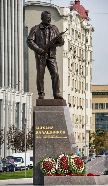 MOSCÚ, RUSIA / 20 DE SEPTIEMBRE DE 2017: Monumento al diseñador Mikhail Kalashnikov, el creador del fusil de asalto Kalashnikov — Foto de Stock