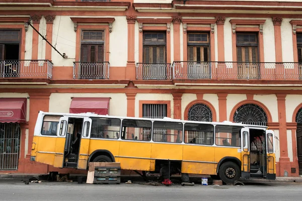 The broken yellow bus stay near the old house — Stock Photo, Image