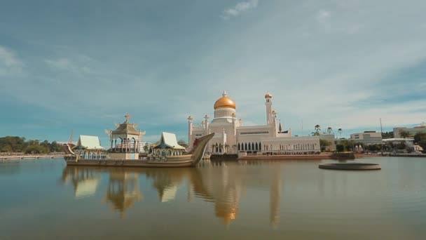 Bandar Seri Begawan,Brunei Darussalam-MARCH 31,2017: Sultan Omar Ali Saifuddin Mosque — Wideo stockowe