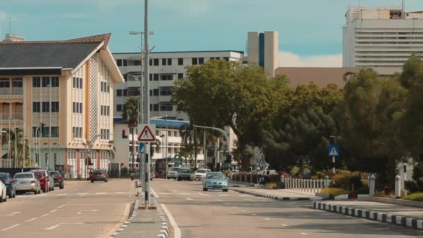 Bandar Seri Begawan, Brunei Darussalam-MARZO 31,2017: El camino en el centro de la capital — Vídeos de Stock
